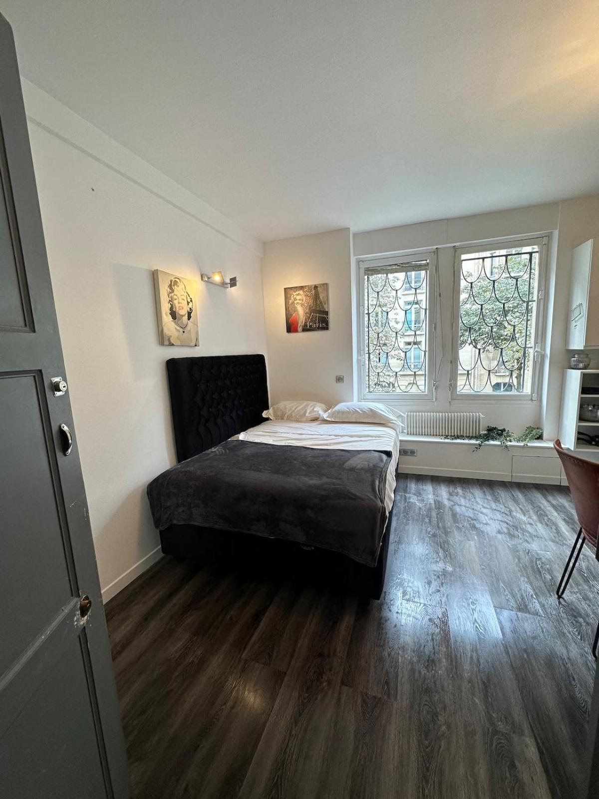 Beautiful Eiffel Tower Apartment *